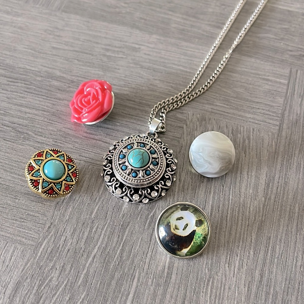 Interchangeable pendant necklace